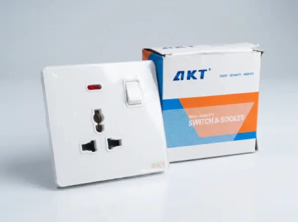 AKT 多功能带指示灯开关插座 – 白色