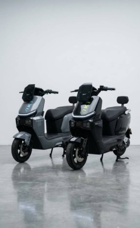 AKT S90 2000W Electric Scooter – 72V 26Ah Graphene Battery