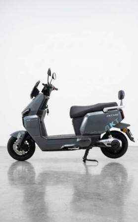 AKT S90 2000W Electric Scooter – 72V 26Ah Graphene Battery