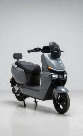 AKT S90 2000W Electric Scooter – 72V 26Ah Graphene Battery